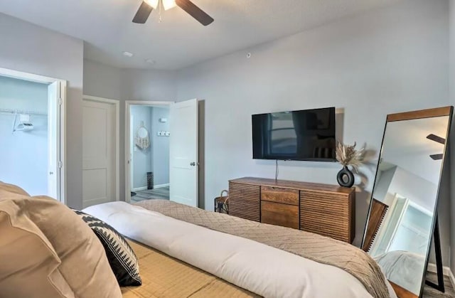 bedroom with ceiling fan, a closet, and connected bathroom