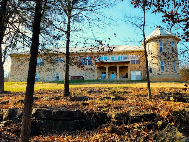 view of front of home featuring a front yard