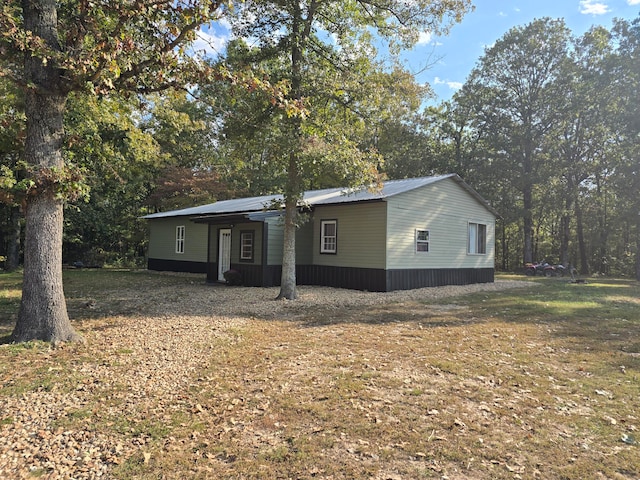 view of front facade featuring a front lawn