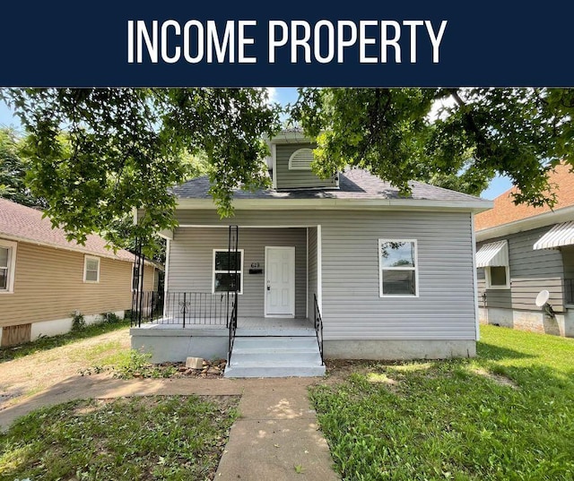 bungalow-style home featuring a front lawn and covered porch