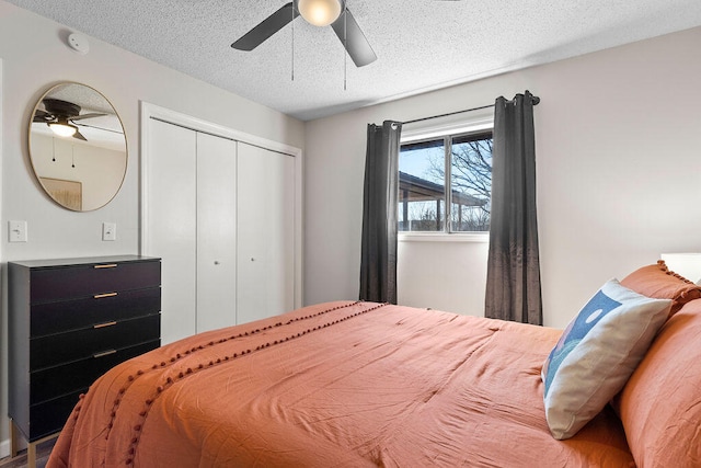 bedroom featuring ceiling fan, a textured ceiling, and a closet