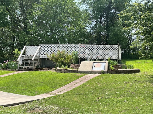 view of front facade featuring a front lawn