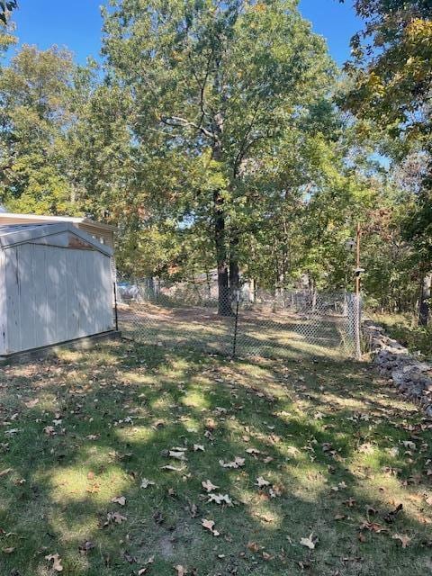 view of yard featuring a storage unit