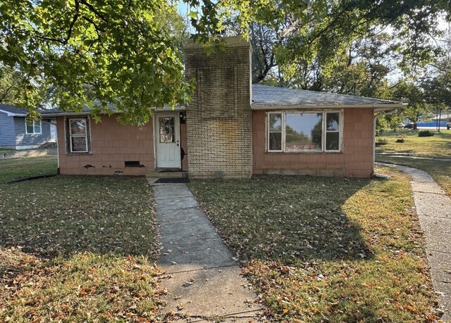 view of front of home featuring a front yard