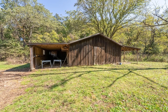 view of outdoor structure featuring a yard