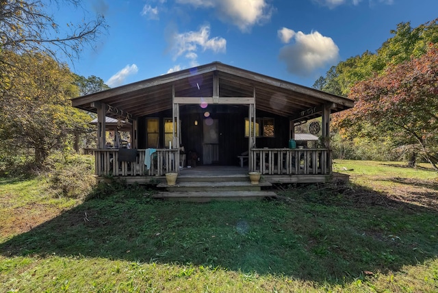 view of front of house with a front lawn