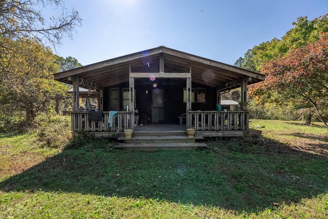 view of front facade featuring a front yard