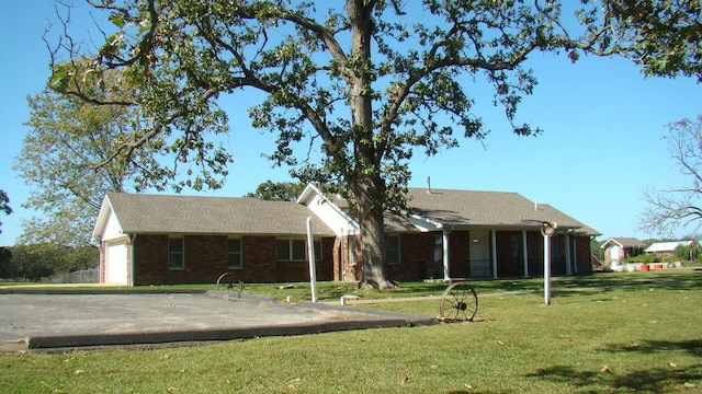 ranch-style house featuring a front lawn