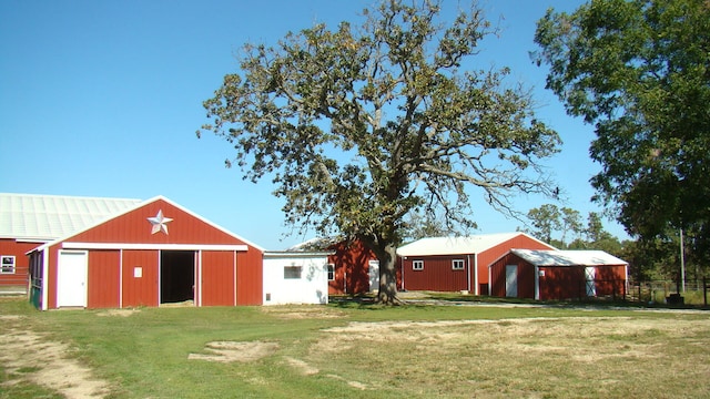 view of yard featuring an outdoor structure