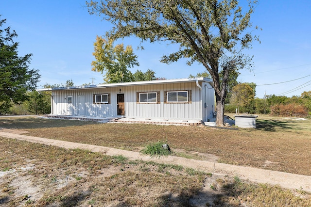 view of front facade with a front yard