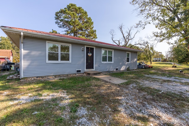 single story home with a front yard