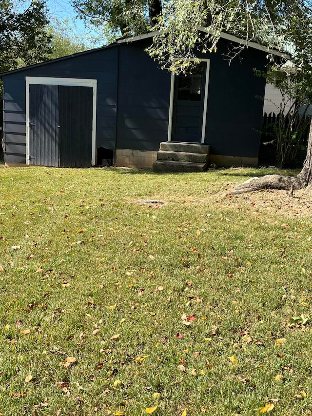 view of yard featuring an outbuilding