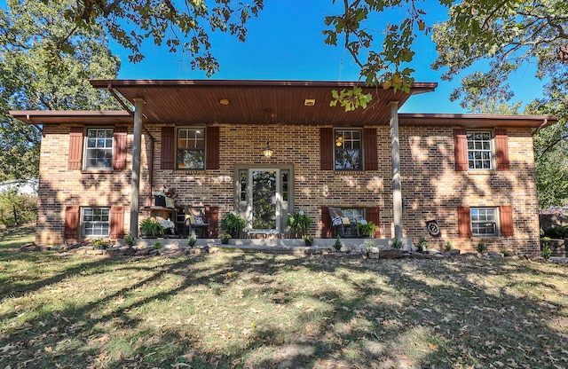 view of front of property featuring a front yard