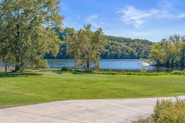 view of yard featuring a water view