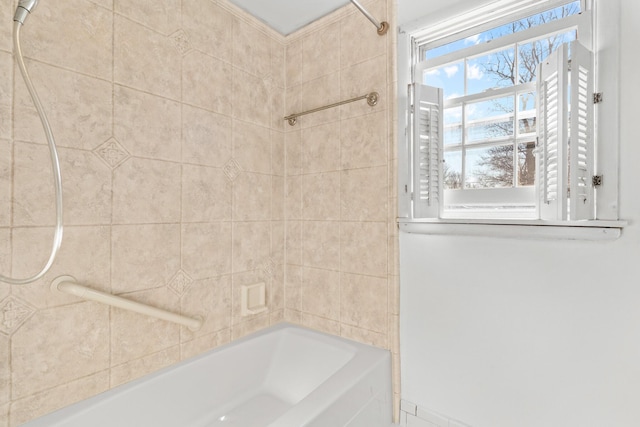 bathroom featuring tiled shower / bath