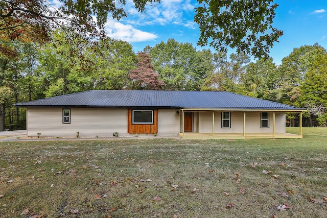 view of front of property featuring a front yard