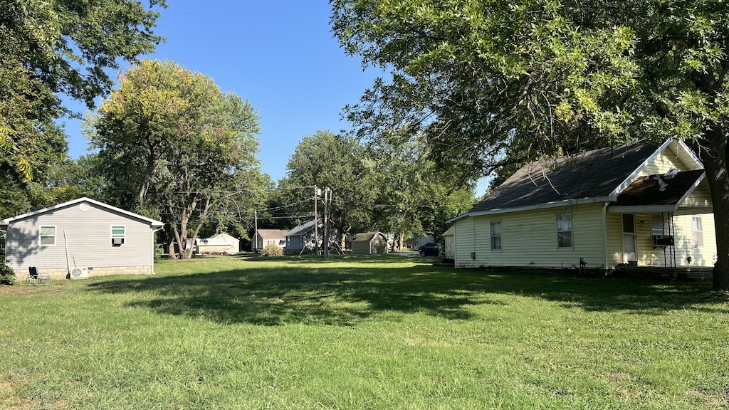 706 Walnut St, Lamar, MO 64759 - view of yard