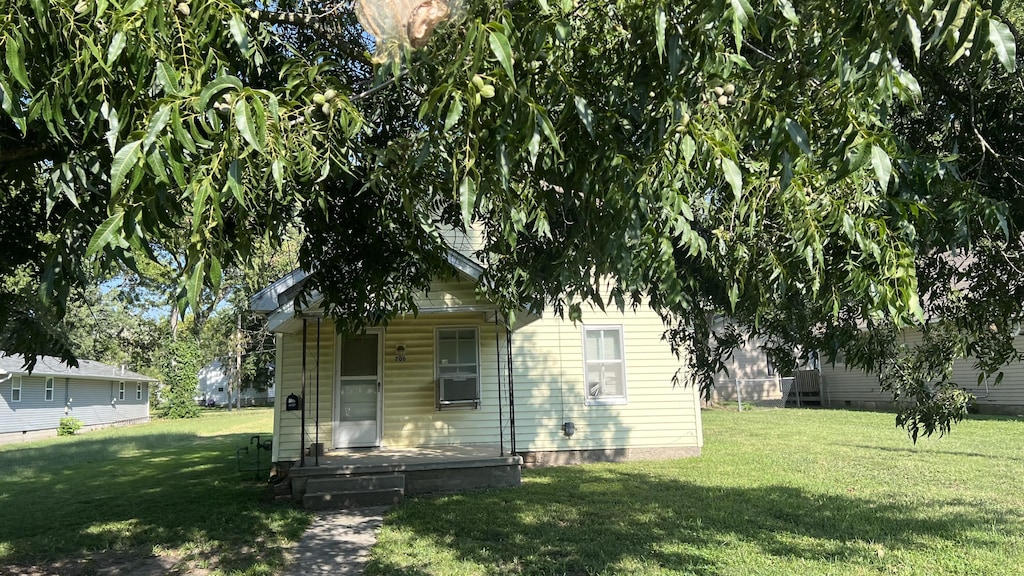 706 Walnut St, Lamar, MO 64759 - view of front of house with a front lawn and a porch