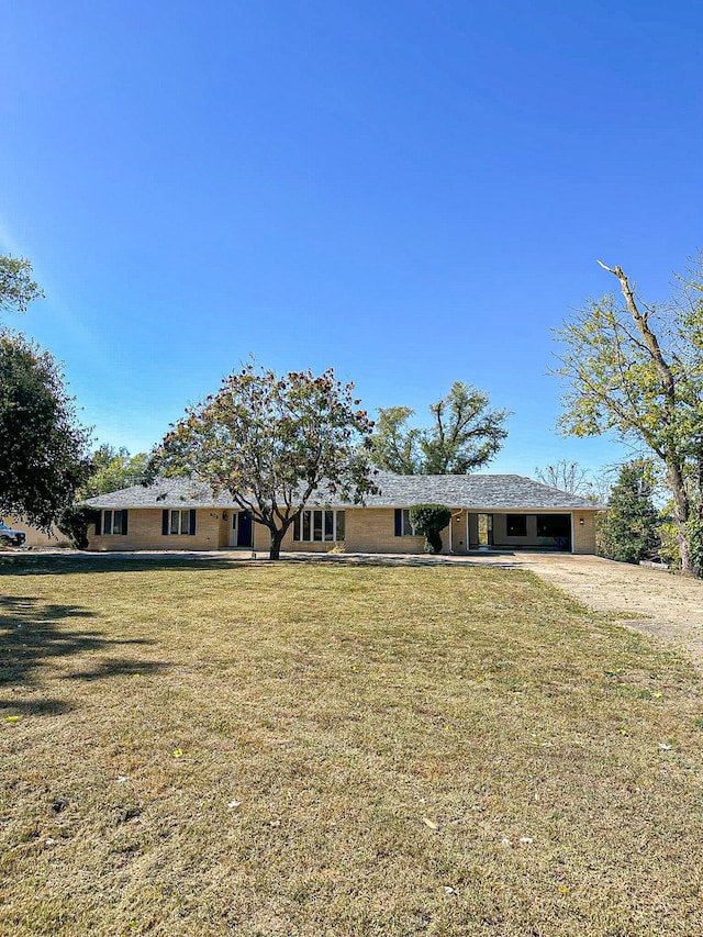 ranch-style home featuring a front lawn