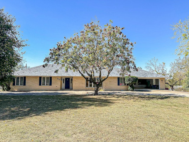 single story home featuring a carport and a front lawn