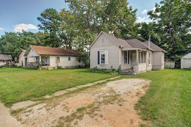 view of front of home featuring a front lawn