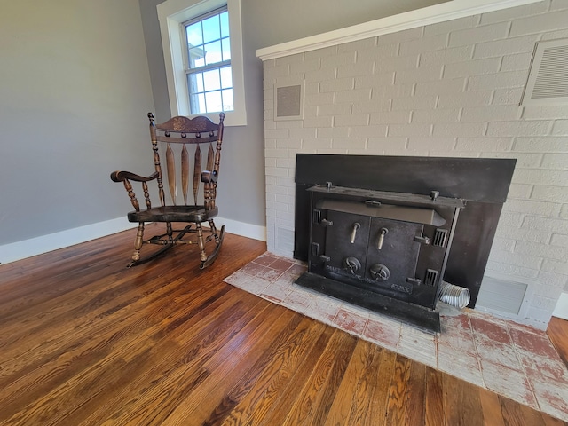 interior details with hardwood / wood-style floors