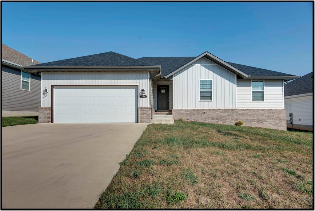 view of front facade featuring a garage and a front lawn