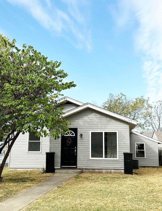 view of front of property with a front lawn