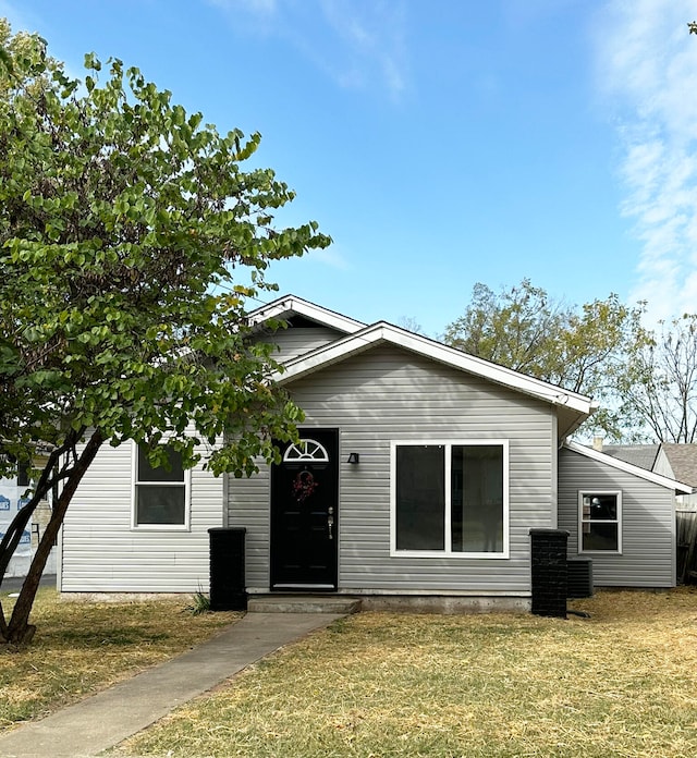 view of front of property featuring a front yard