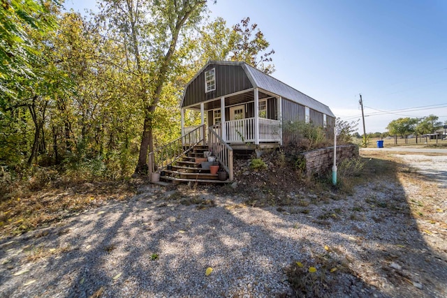 view of front of property featuring a porch