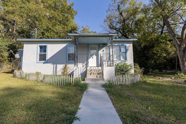 view of front of house featuring a front lawn