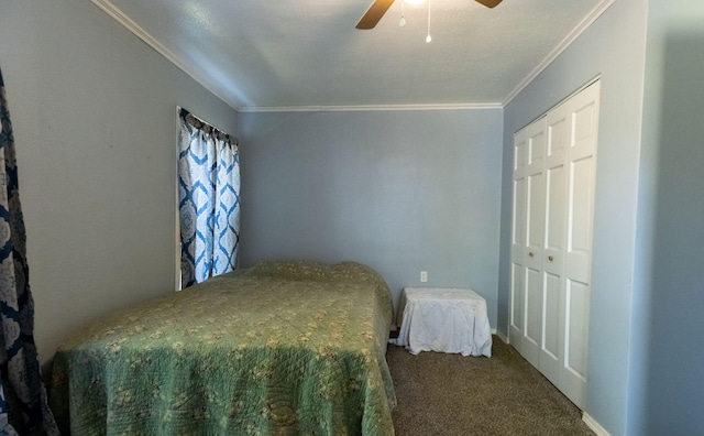 bedroom with a closet, crown molding, carpet, and ceiling fan