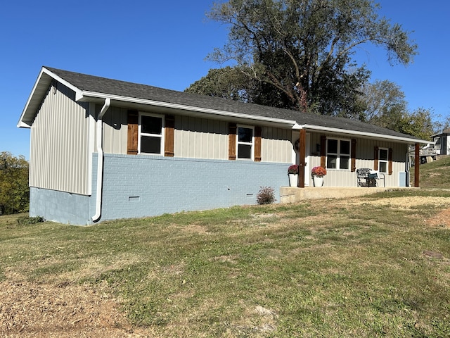 view of front of home featuring a front lawn