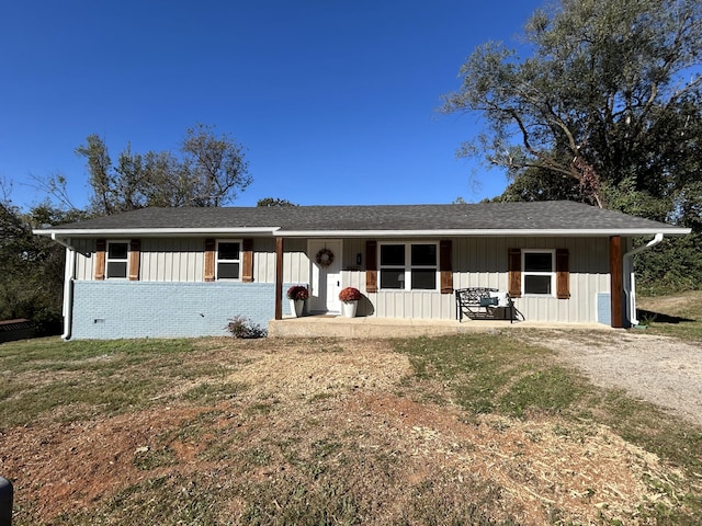 single story home with a front yard