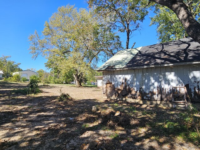 204 E Olive St, El Dorado Springs, MO 64744 - view of yard with an outdoor structure