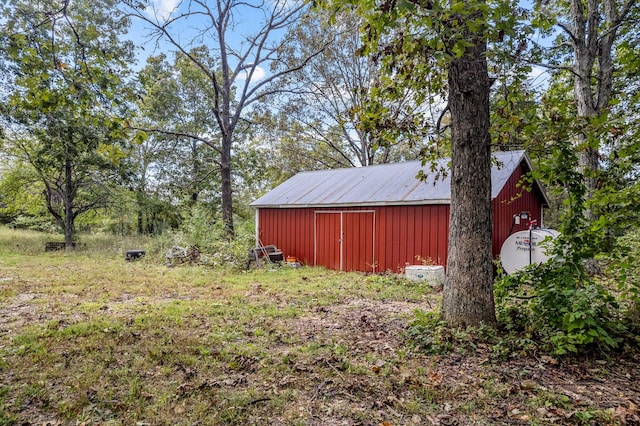 view of yard featuring an outdoor structure