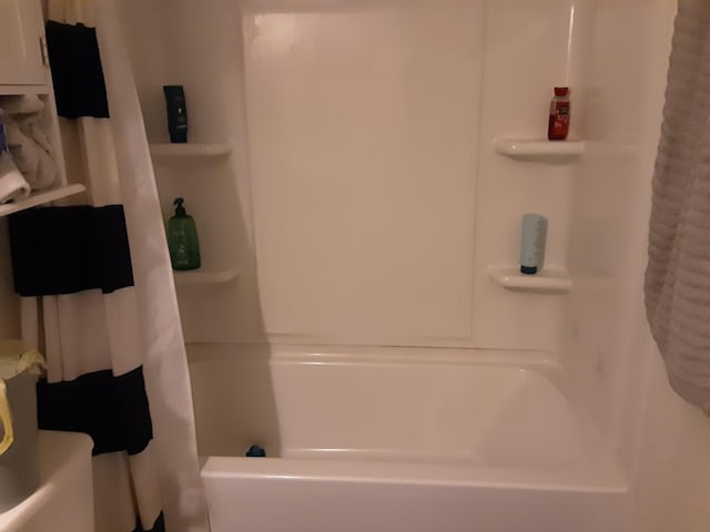 bathroom featuring shower / bath combo
