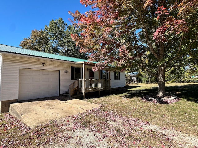 view of front of house featuring a garage and a front lawn