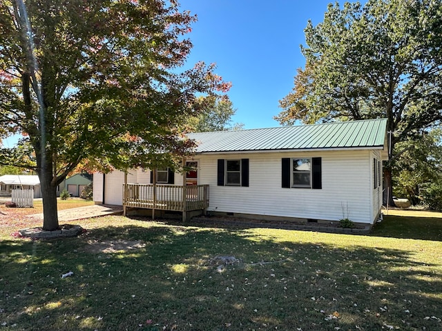 view of front facade featuring a front lawn and a deck