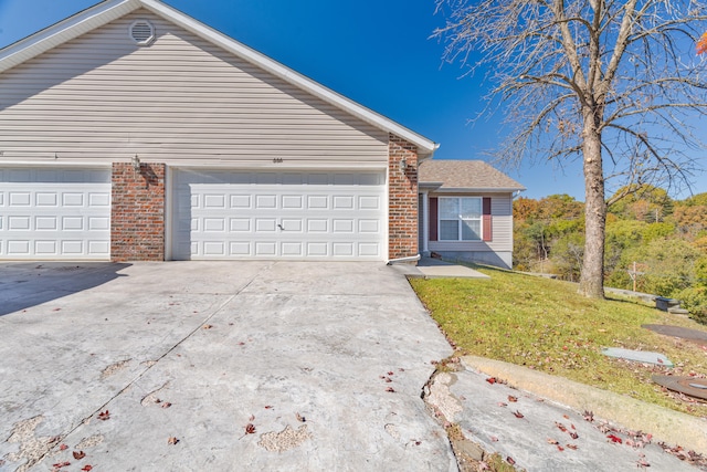 view of front of house featuring a front lawn and a garage