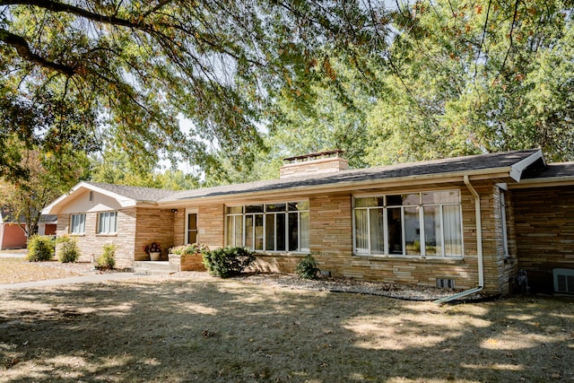 view of front of home with a front lawn