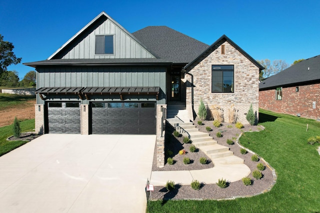 view of front of property featuring a front yard and a garage