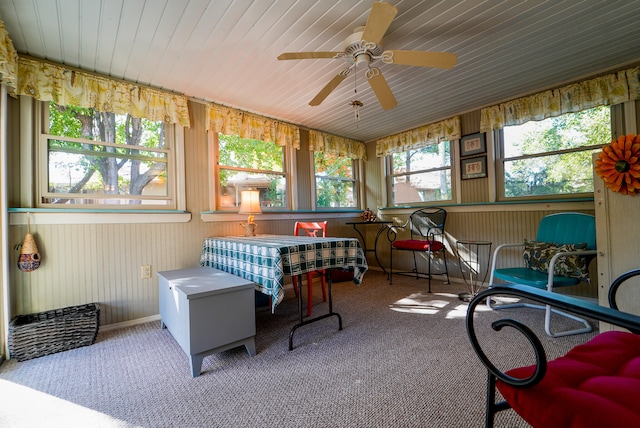 sunroom with ceiling fan