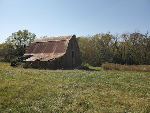 view of yard featuring an outbuilding