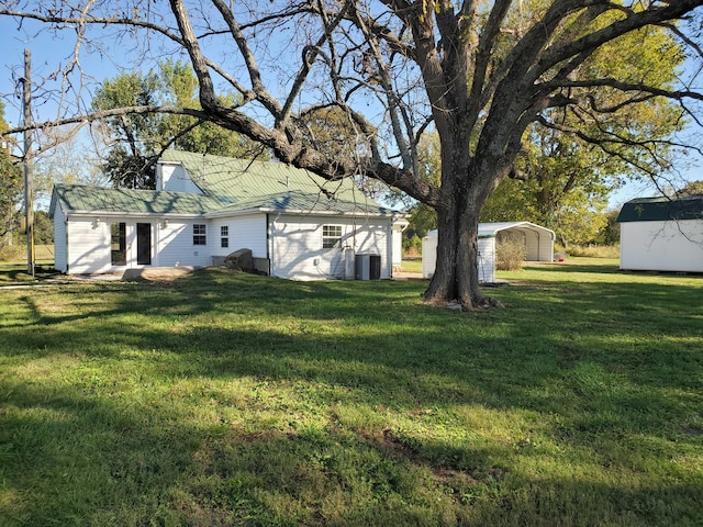 view of yard with a storage shed