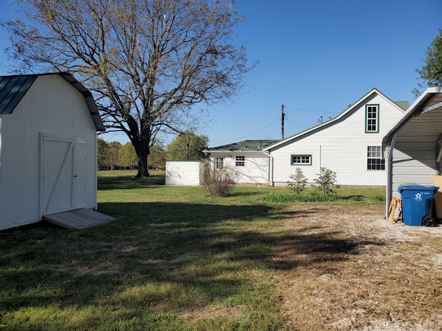 view of yard with a shed