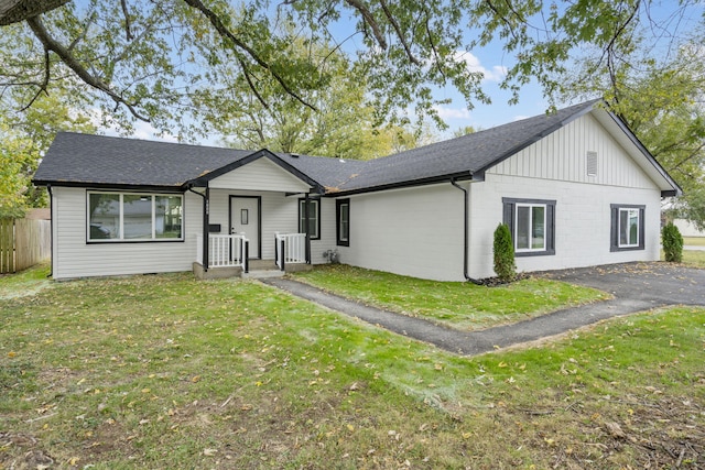 single story home with a front lawn