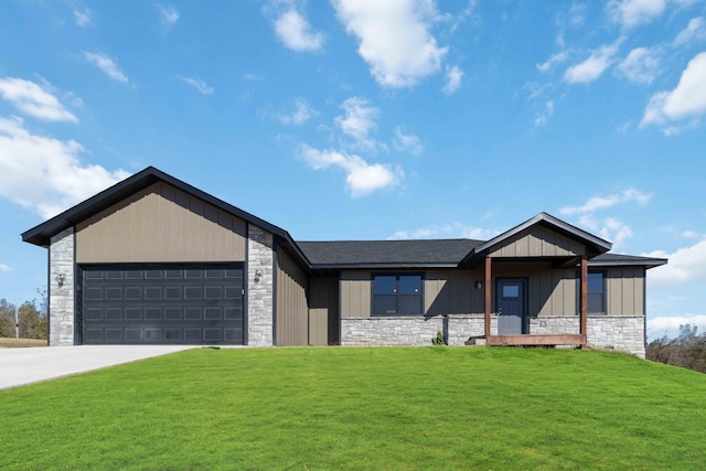 view of front facade featuring a front yard and a garage