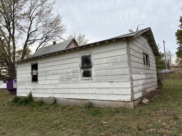 view of side of property featuring a yard