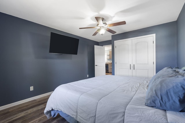 bedroom featuring dark wood-type flooring, ceiling fan, and a closet